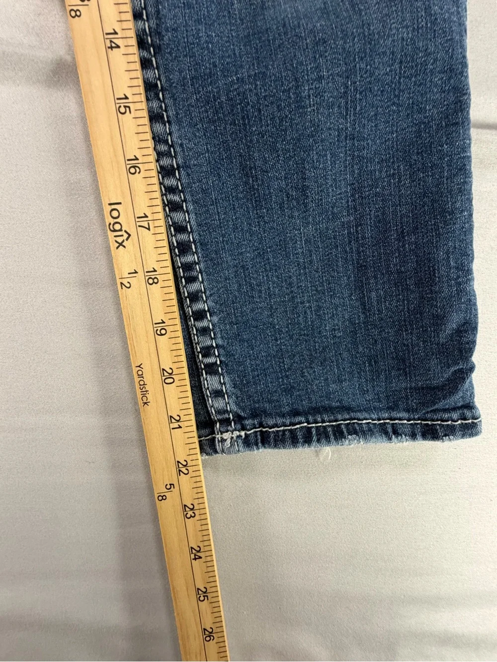 Silver Suki Crop/Capri Blue Jeans Stressed W 29/L 22 1/2 #977